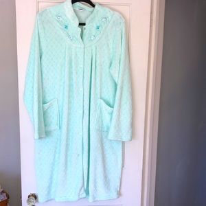 COPY - Croft & Barrow, embroidered robe. Mint green. MIDI length, diamond desig…